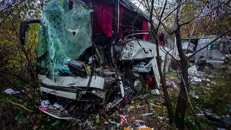 Внаслідок зіткнення вантажівки та автобуса загинули двоє людей