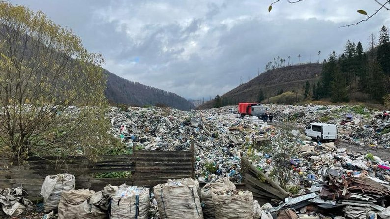 Керівники комунального підприємства організували захоронення сміття на Львівщині