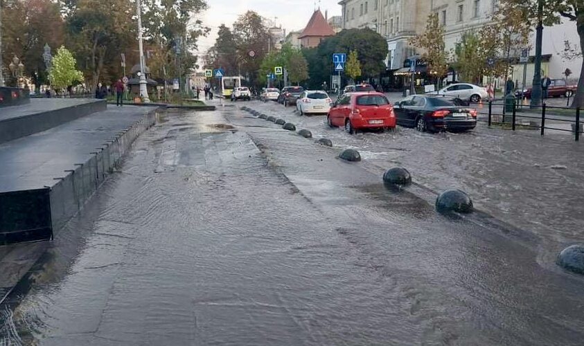 Внаслідок пориву на водопроводі у центрі Львова затопило проспект Свободи