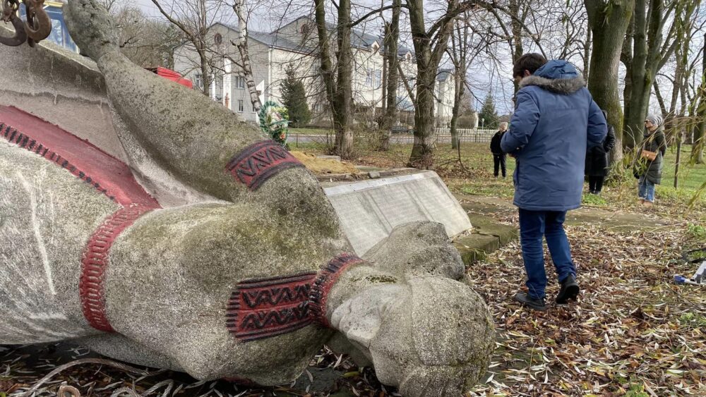 На Львівщині демонтували ще один пам’ятник радянської доби