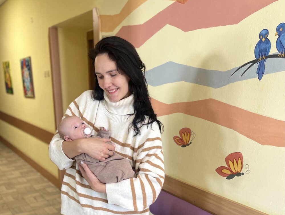 Львівські хірурги прооперували немовля з пахвинною грижею