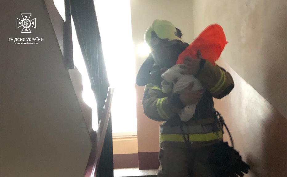 Із пожежі на Львівщині врятували жінку з немовлям