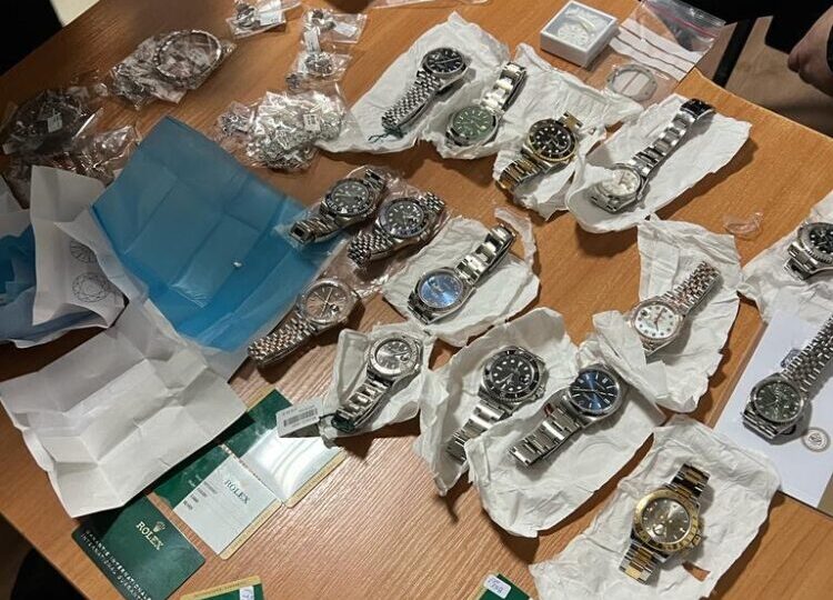 Львів’янин намагався ввезти в Україну діамантами та годинники Rolex на 12 млн грн