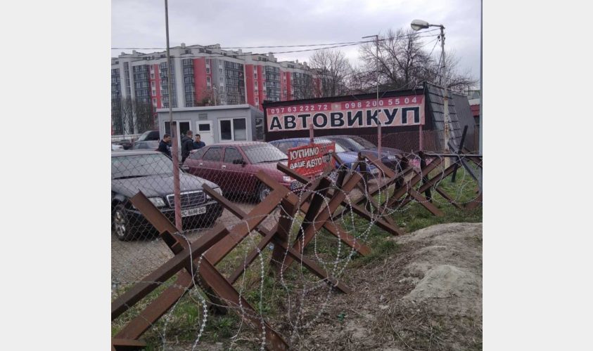 Підприємець звільнив самозахоплену комунальну ділянку у Львові, на якій продавав автівки