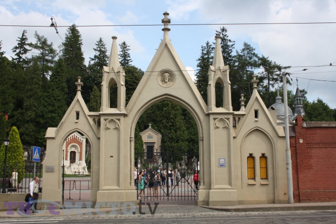 Водій, який в’їхав у браму Личаківського цвинтаря у Львові, сплатить понад пів мільйона компенсації