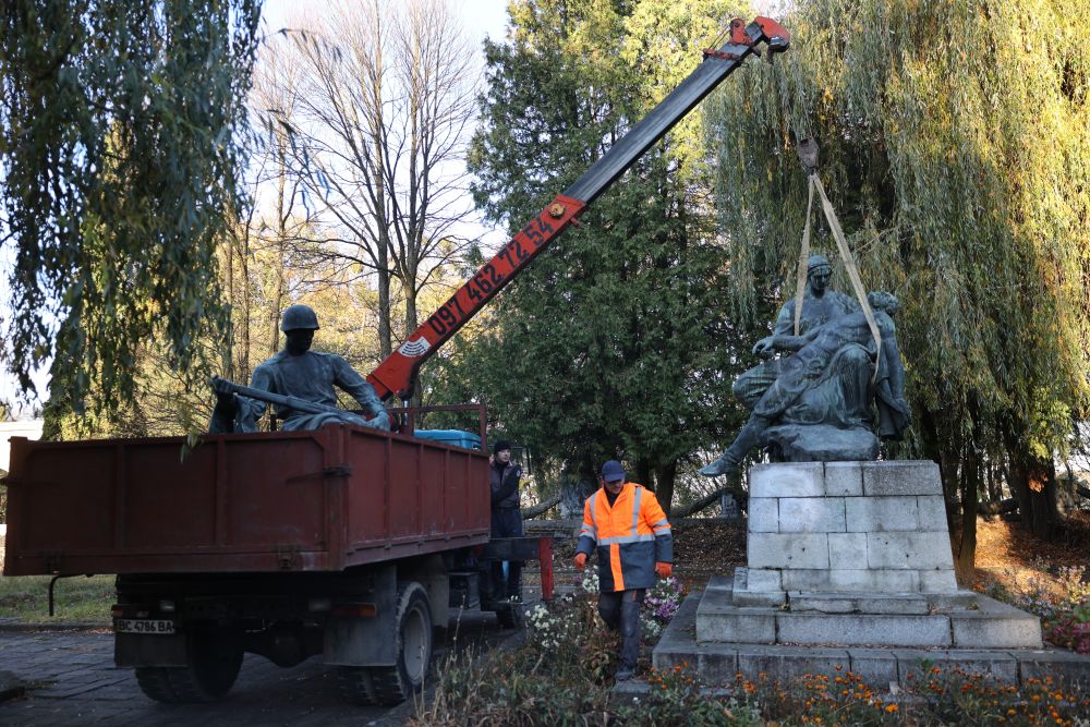 У Львові з Пагорбу слави демонтували три радянські пам’ятники