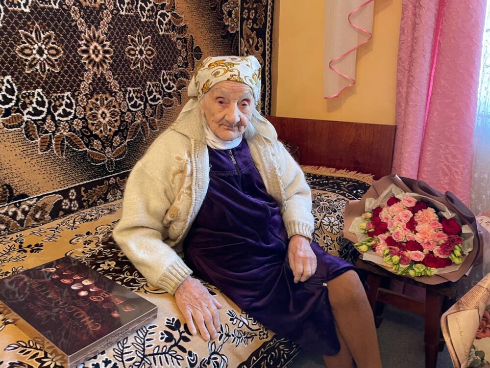 Столітня ювілярка з Львівщини дочекалась 9 внуків, двоє з яких сьогодні на війні