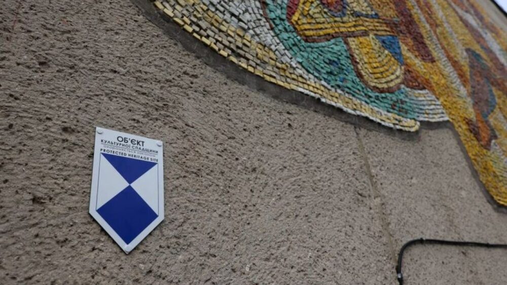 Мозаїки у Львові почали ознаковувати «Блакитним щитом»