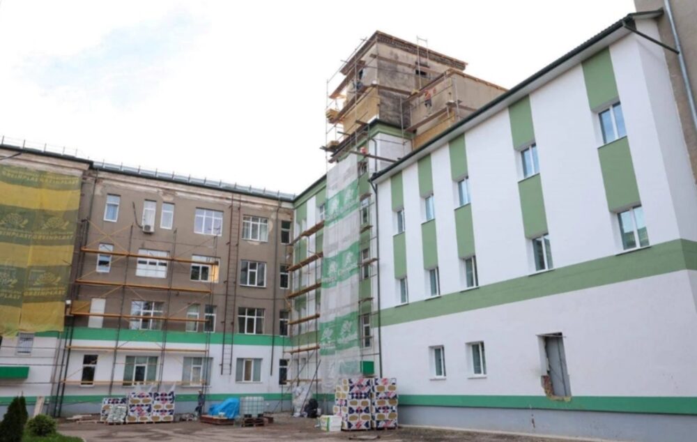 Нове медичне обладнання та реновація відділень: триває капітальний ремонт Дрогобицької міської лікарні