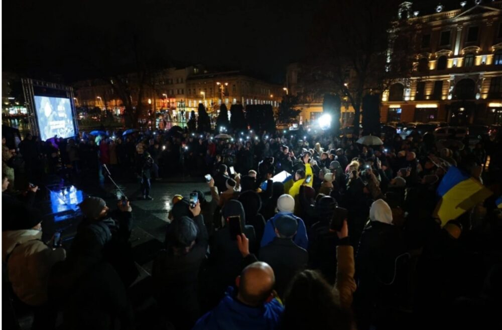 «Дух Майдану, який панував 10 років тому, – живий»: у Львові до річниці подій на Майдані провели мистецьку акцію