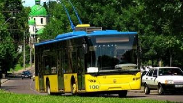 У Львові поліція звинуватила в порушенні ПДР пенсіонерку, яка зламала щелепу через падіння у тролейбусі