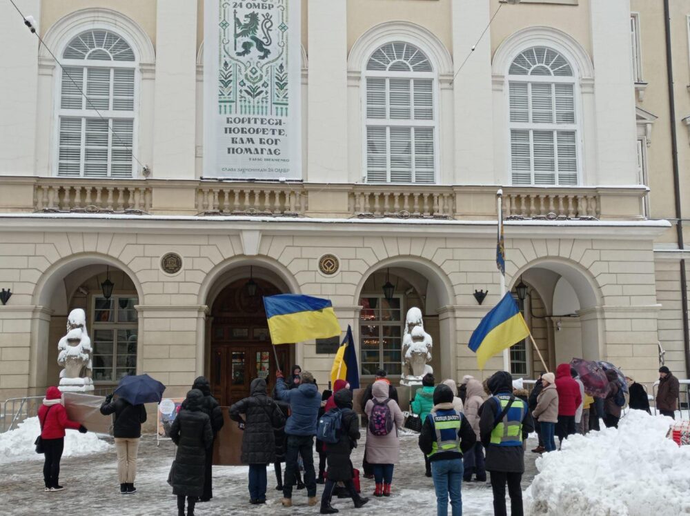 У Львові вчергове відбувся мітинг під стінами міськради проти некритичних витрат