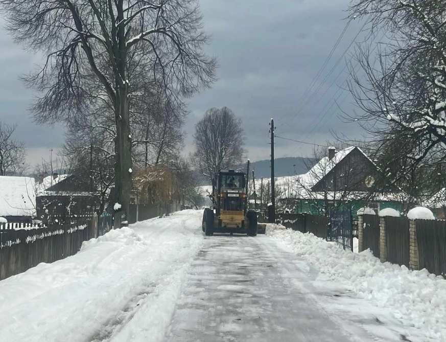 На дорогах Львівщини працювало 130 одиниць снігоочисної техніки