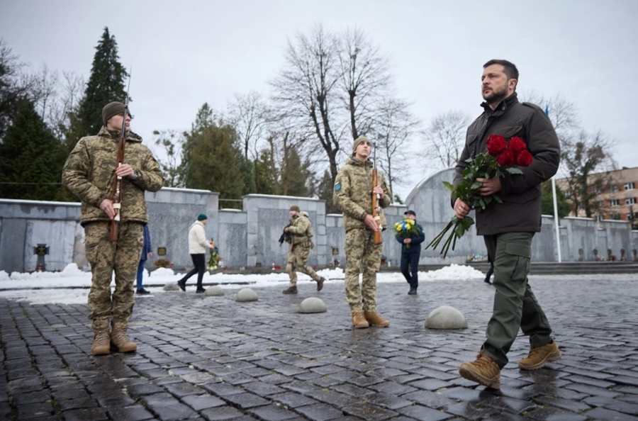 Зеленський вшанував памʼять полеглих захисників на Личаківському кладовищі у Львові
