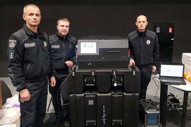 Поліцейські Тернопільщини отримали апарат, який через ДНК встановлює особу
