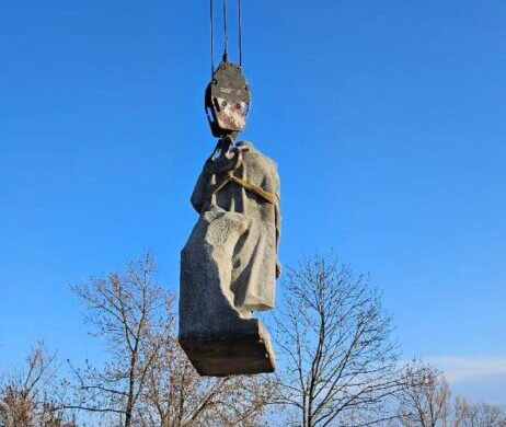 На Львівщині демонтували пам’ятник, який місцева владна верхівка ховала від декомунізації