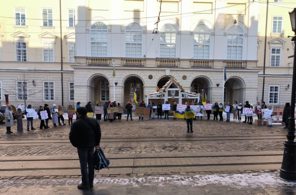 У Львові знову пікетували Садового щодо вимоги фінансування ЗСУ