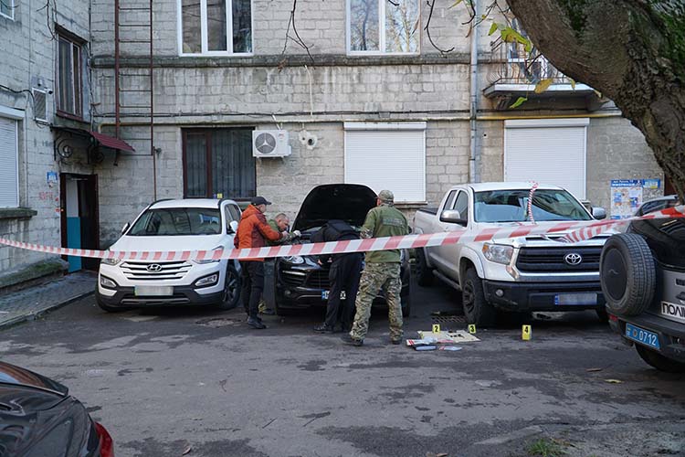 У Тернополі затримали чоловіків, які заклали гранати під авто