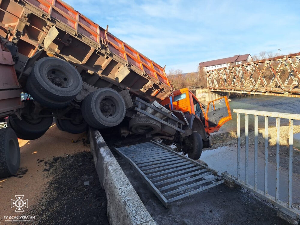 На Франківщині врятували жінку з кабіни вантажівки, що повисла з мосту