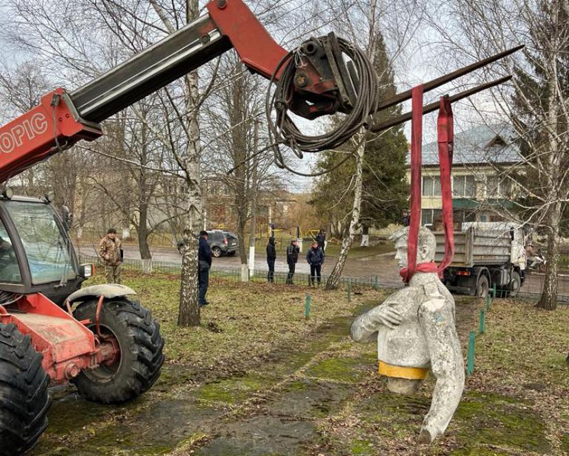 Ще одна громада на Львівщині позбулась усіх радянських пам’ятників