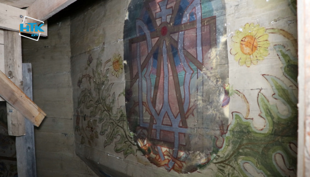 На Франківщині у храмі знайшли зображення тризубів, яким майже 100 років