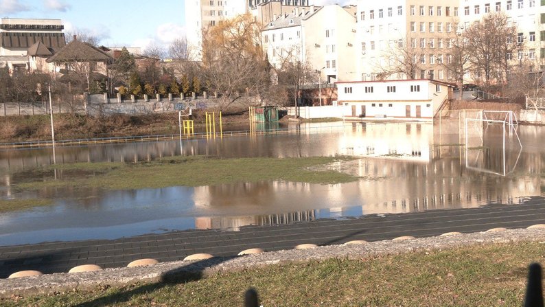 Через порив водогону в Франківську затопило стадіон