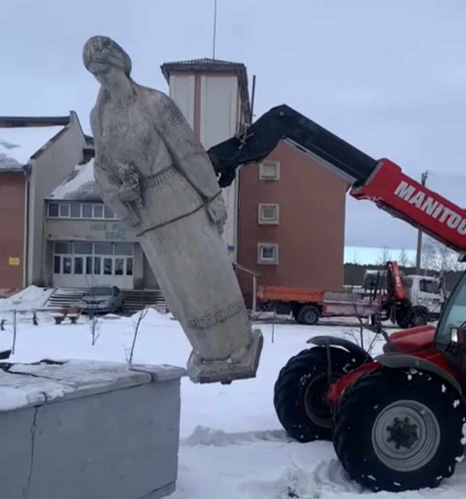 На Радехівщині знесли останній виявлений радянський монумент