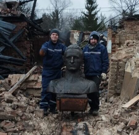 З-під завалів музею у Львові, який знищили росіяни, врятували бронзове погруддя Шухевича