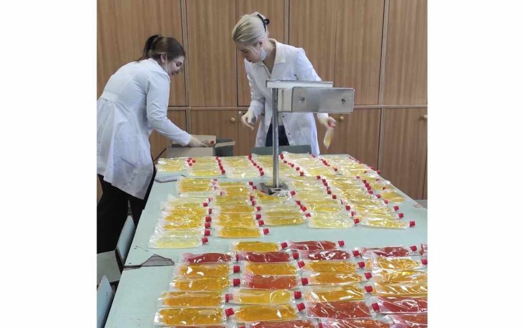 Студенти Львівського медуніверситету передали військовим понад 1500 багаторазових грілок