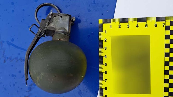 Мешканка Тернопільщини віддала поліцейським гранату, яку привезла зі сходу України