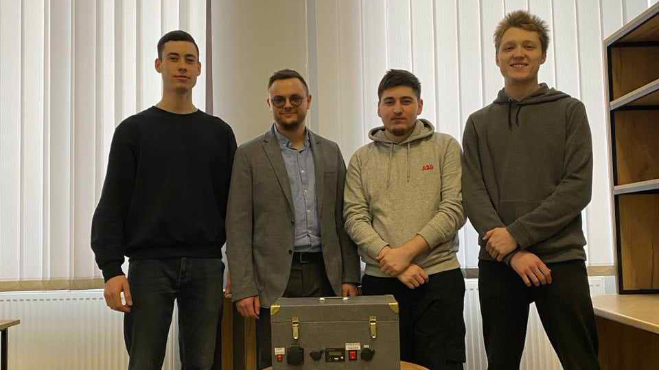 Львівські студенти виготовили портативну зарядну станцію для ЗСУ