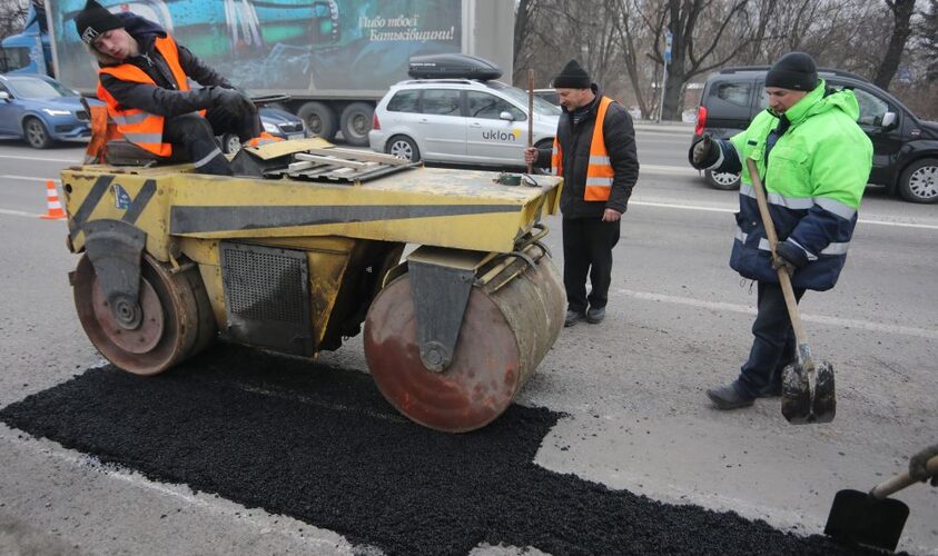 У Львові ліквідовують аварійні ями на дорогах