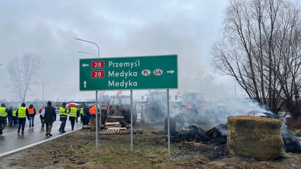 Польські фермери заблокували п’ять пунктів пропуску на кордоні з Україною