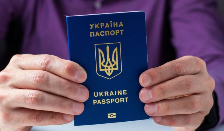 На Львівщині посадовиця брала хабарі за позачергове оформлення паспортів