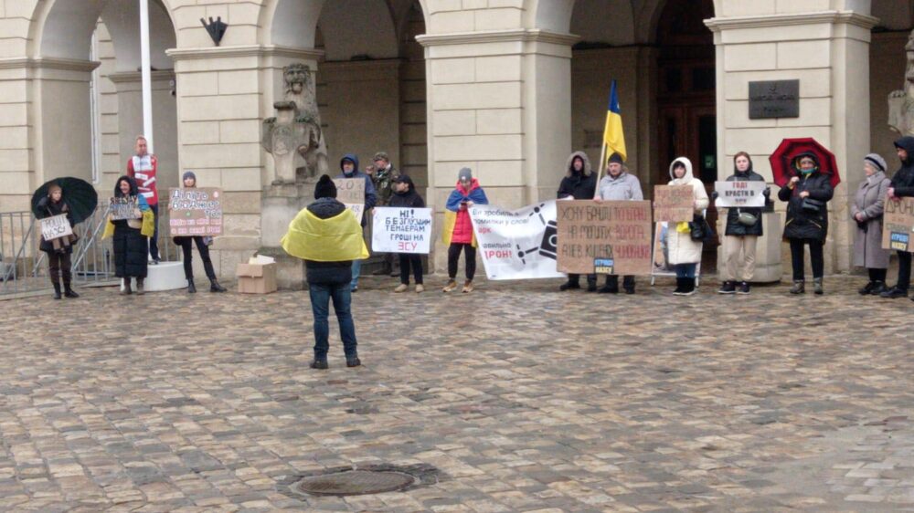 У Львові на мітингу Садовому нагадали про витрати на таксі і війну
