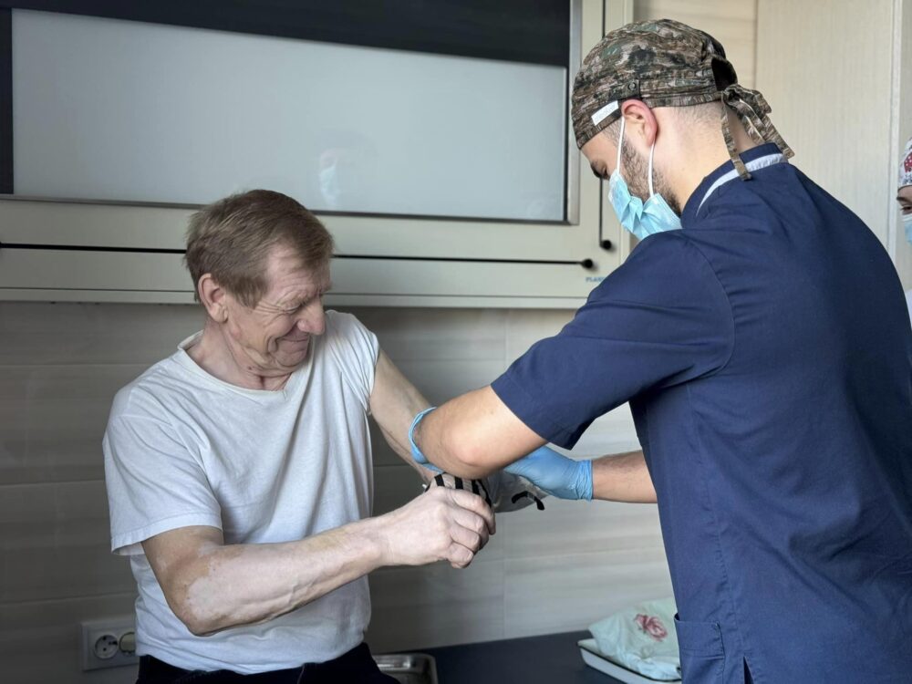 Лікарі врятували руку 64-річного львів’янина від ампутації