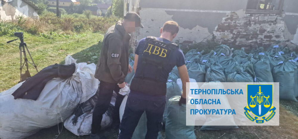 На Тернопільщині поліціянт зі спільниками підпільно виготовляв тютюн