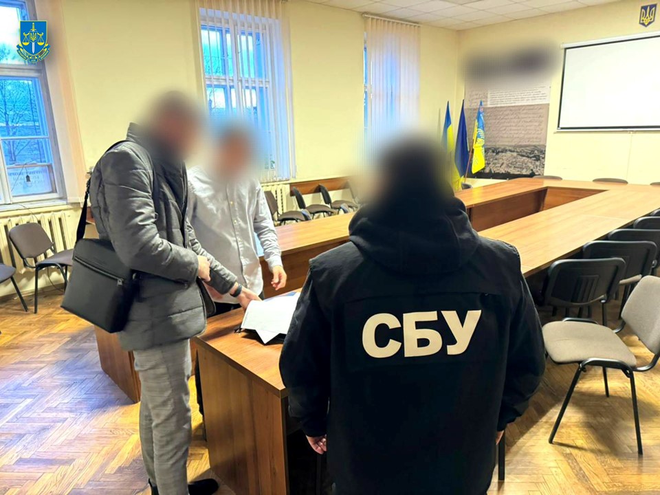 На Львівщині двох депутатів міськради затримали на хабарі