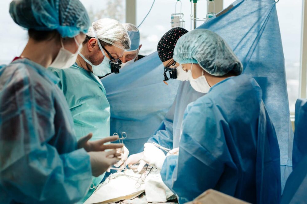 У Тернополі вперше в Україні видалили пухлину на серці, витягнувши його з грудної клітки