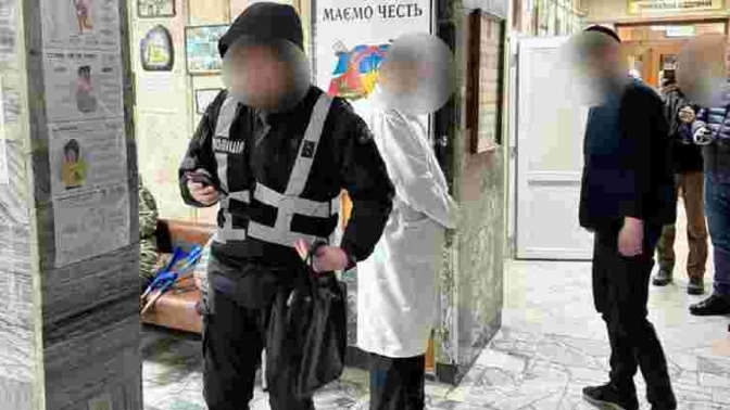На хабарі у Львові затримали лікаря військового госпіталю