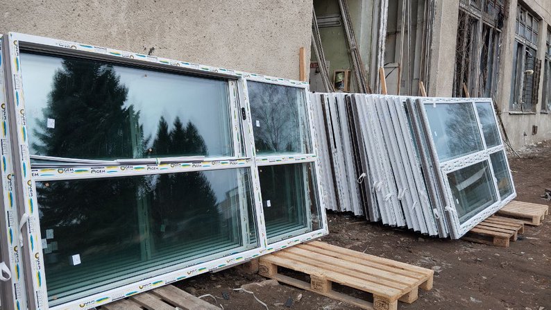 У Львові благодійник зі США відновлює вікна у пошкодженій внаслідок обстрілу школі