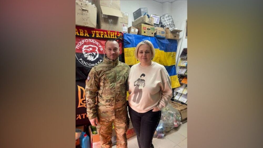 Мама загиблого воїна зі Львівщини передала 100 тисяч грн волонтерам