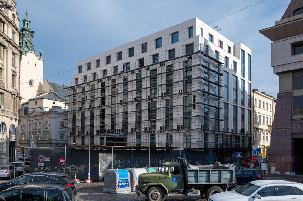 Суд визнав незаконним будівництво готелю на площі Міцкевича у Львові