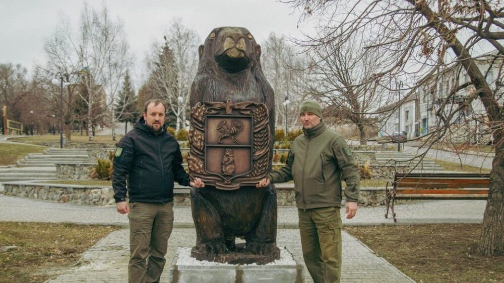 Майстри зі Львівщини виготовили скульптуру бабака для Куп’янська
