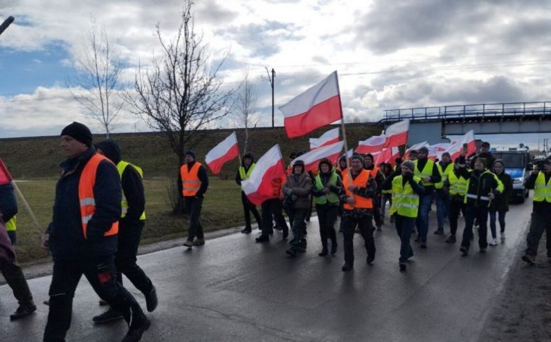 Польські фермери повністю заблокували пункт пропуску “Медика-Шегині”