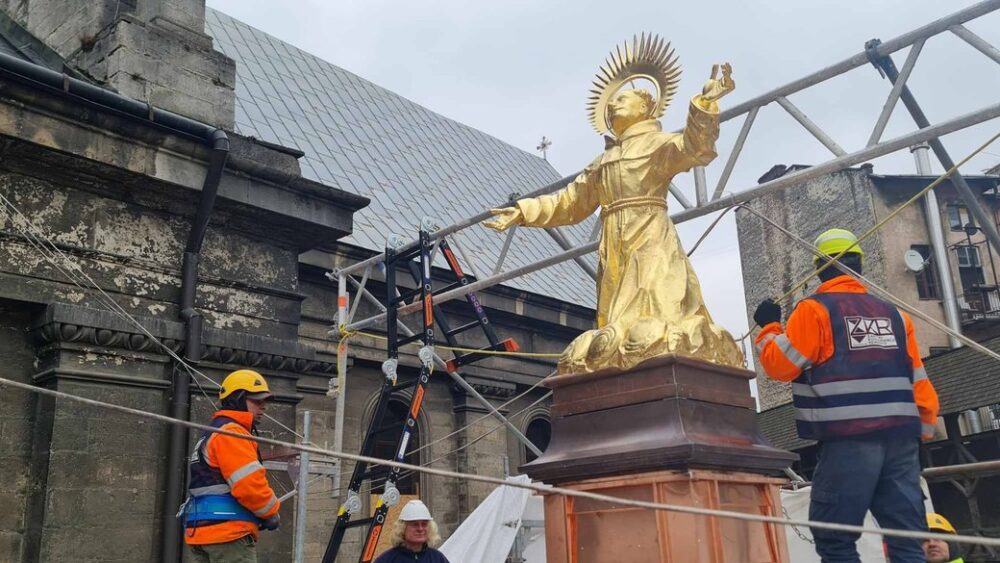 Скульптуру святого Яна з Дуклі повернули у Бернардинський дворик у Львові
