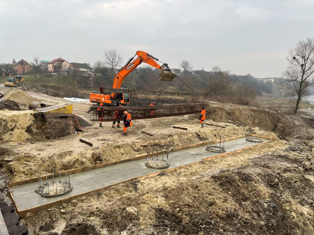На Львівщині триває реконструкція мосту через річку Західний Буг