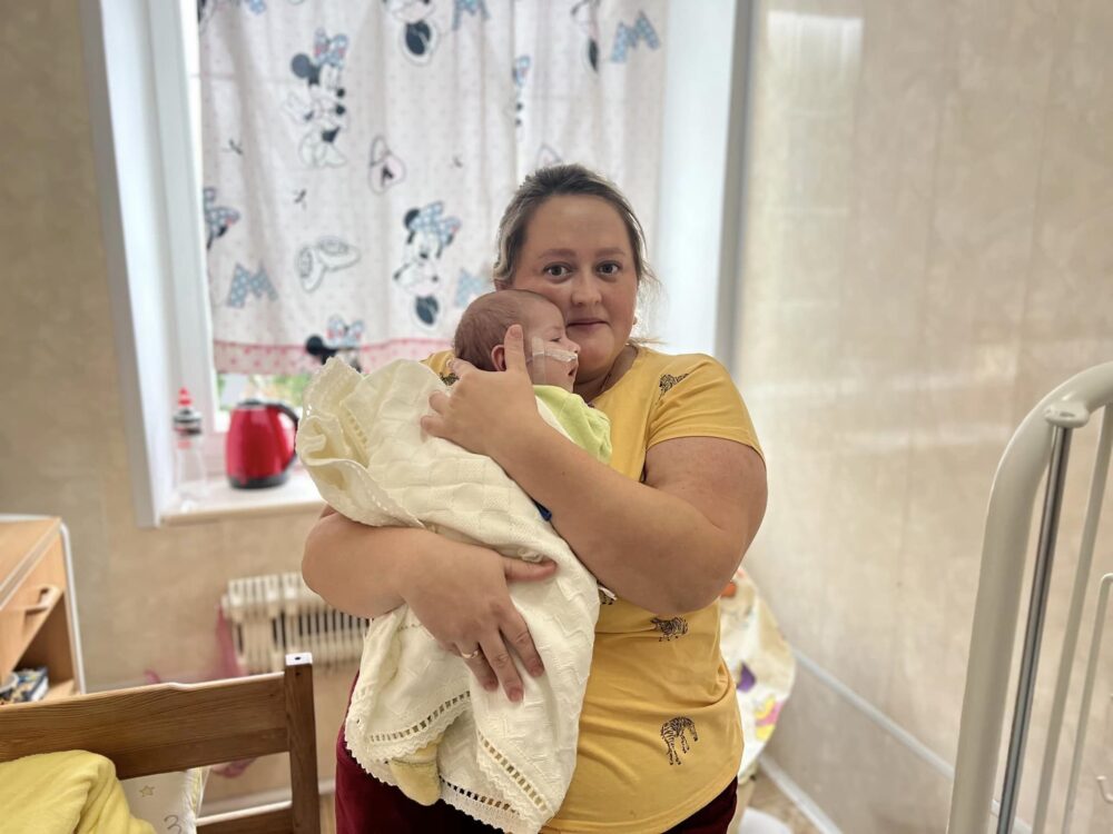 Медики у Львові виходили новонароджене немовля з кашлюком та пневмонією