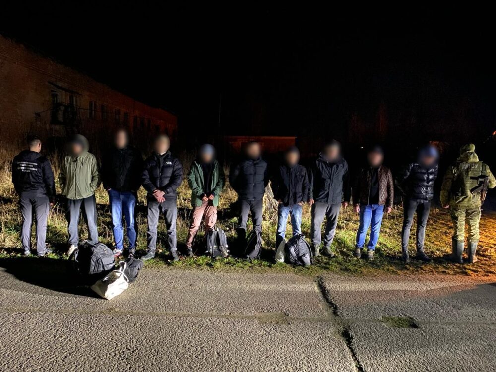 9 чоловіків намагалися незаконно перетнути кордон
