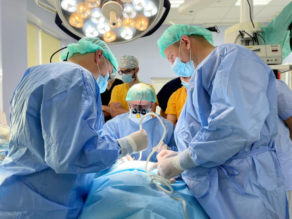 Лікарі у Львові видалили 15-річному хлопцю пухлину на шиї